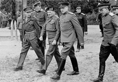Maresciallo Bernard Montgomery con il Maresciallo Rokossovsky, 10 maggio 1945 da English Photographer